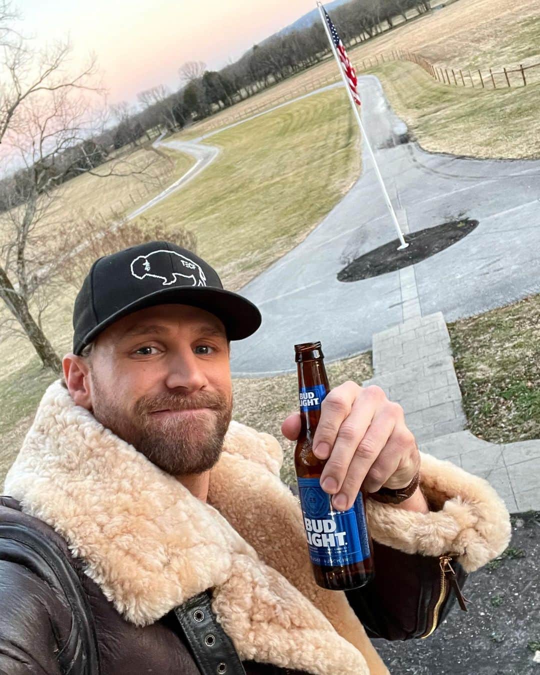 チェイス・ライスのインスタグラム：「Flag up, beers cold, BK & Tyler almost here. Music video for Drinkin’ Beer Talkin’ God Amen goin down tonight. Cheers y’all.」