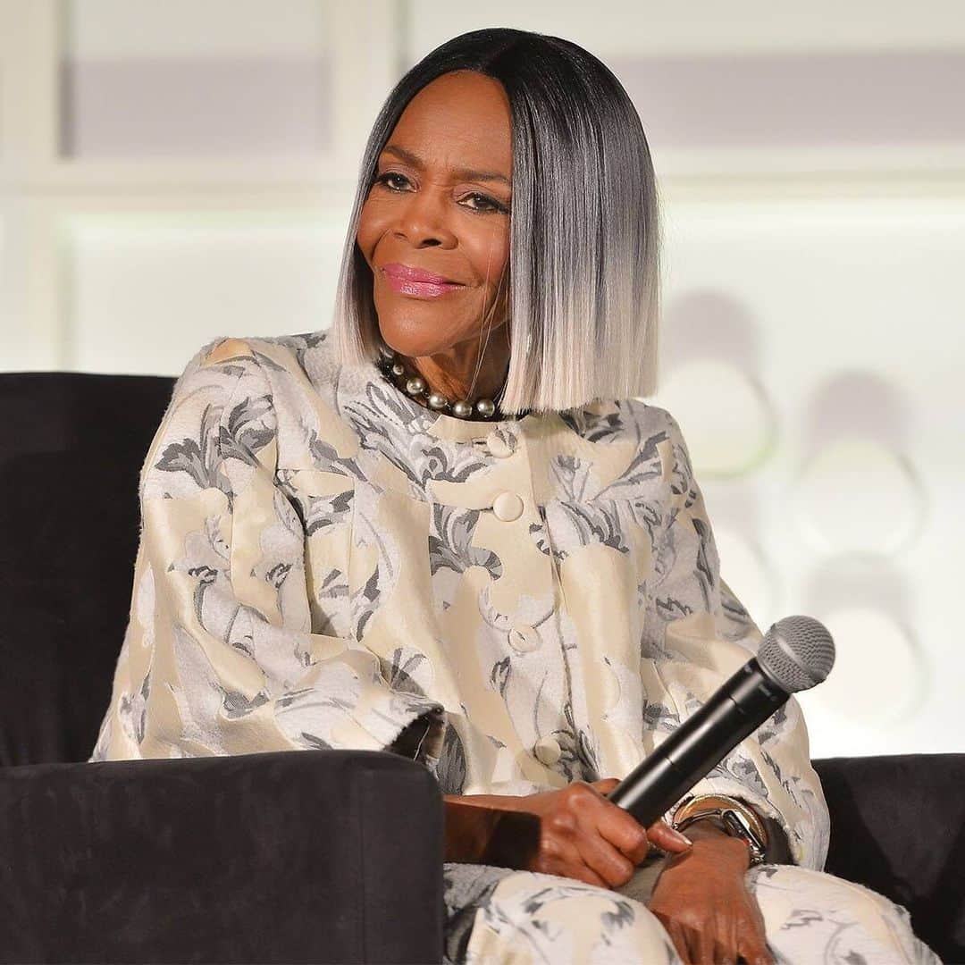 ミンディ・カリングのインスタグラム：「Grace.」