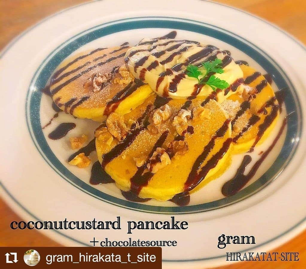 枚方T-SITEさんのインスタグラム写真 - (枚方T-SITEInstagram)「バレンタイン × パンケーキ🥞  フルーツやソースのトッピングで気分があがる♡ ベリーや、チョコレートソースのトッピングなど、詳細はgramスタッフにお尋ねください。  【INFORMATION】 1F gram  ココナッツカスタードのパンケーキ + チョコレートソース  #Repost @gram_hirakata_t_site • • • • • • ・ こんにちは！ gram枚方T-SITE店です( ◡̈)งᵍᵒᵒᵈᵎᵎ ・ ・ ・ 本日ご紹介するのは ｢ココナッツカスタードのパンケーキ｣ チョコレートソーストッピング𓂃◌𓈒𓐍 ・ ・ OPEN～14:00までランチタイムで、ドリンク等がお安くお召し上がり頂けますよ～◎ ・ ・ ココナッツクリームとチョコの組み合わせが最高に美味しいです😋 ・ ・ 是非ご賞味ください✮ ・ ・ また、当店ではテイクアウトメニューも多数ご用意しております🍀 そちらも是非チェックしてください✮ バレンタインギフトにぴったりの商品もごさいます♡🍫 皆様のご来店、心よりお待ちしております✰︎ #gram #gram枚方tsite店 #osaka #osakacafe #hirakata #hirakatacity #hirakatatsite #枚方 #枚方市 #枚方カフェ #枚方市駅 #枚方tsite #ひらかた #パンケーキ #パンケーキ巡り #パンケーキ大好き #pancakes #ココナッツカスタードのパンケーキ #ランチタイム」1月29日 12時58分 - hirakata_tsite