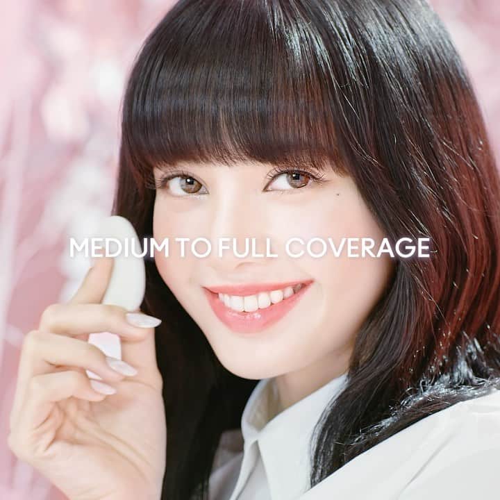 M∙A∙C Cosmetics Japanのインスタグラム：「ライトフルC シリーズで、いつでもライトをフルに浴びたような明るい肌に✨  さらに、エクストラディメンション スキンフィニッシュで立体感と濡れたようなツヤ感を長時間キープ。  LISA @lalalalisa_m のような輝くツヤ肌、プレミアムスキンを手に入れて🌸👩    詳細は➡https://bit.ly/2KVBe5M をチェック！  #MACLIGHTFULC #MACLOVESLISA    【使用製品】  ・ライトフル C+ ティンティッド プライマー SPF 45  ・ライトフル C+ ナチュラリー フローレス SPF 35 ファンデーション  ・ライトフル C+ SPF 30 ファンデーション  ・グロー プレイ ブラッシュ / グランド  ・エクストラ ディメンション スキンフィニッシュ / ショーゴールド  ・# 135S ラージ フラット パウダー ブラシ  ・パウダーキス アイシャドウ / ストライク ア ポーズ  ・ブラシストローク ライナー / ブラシブラウン  ・リップスティック / シーシアー」