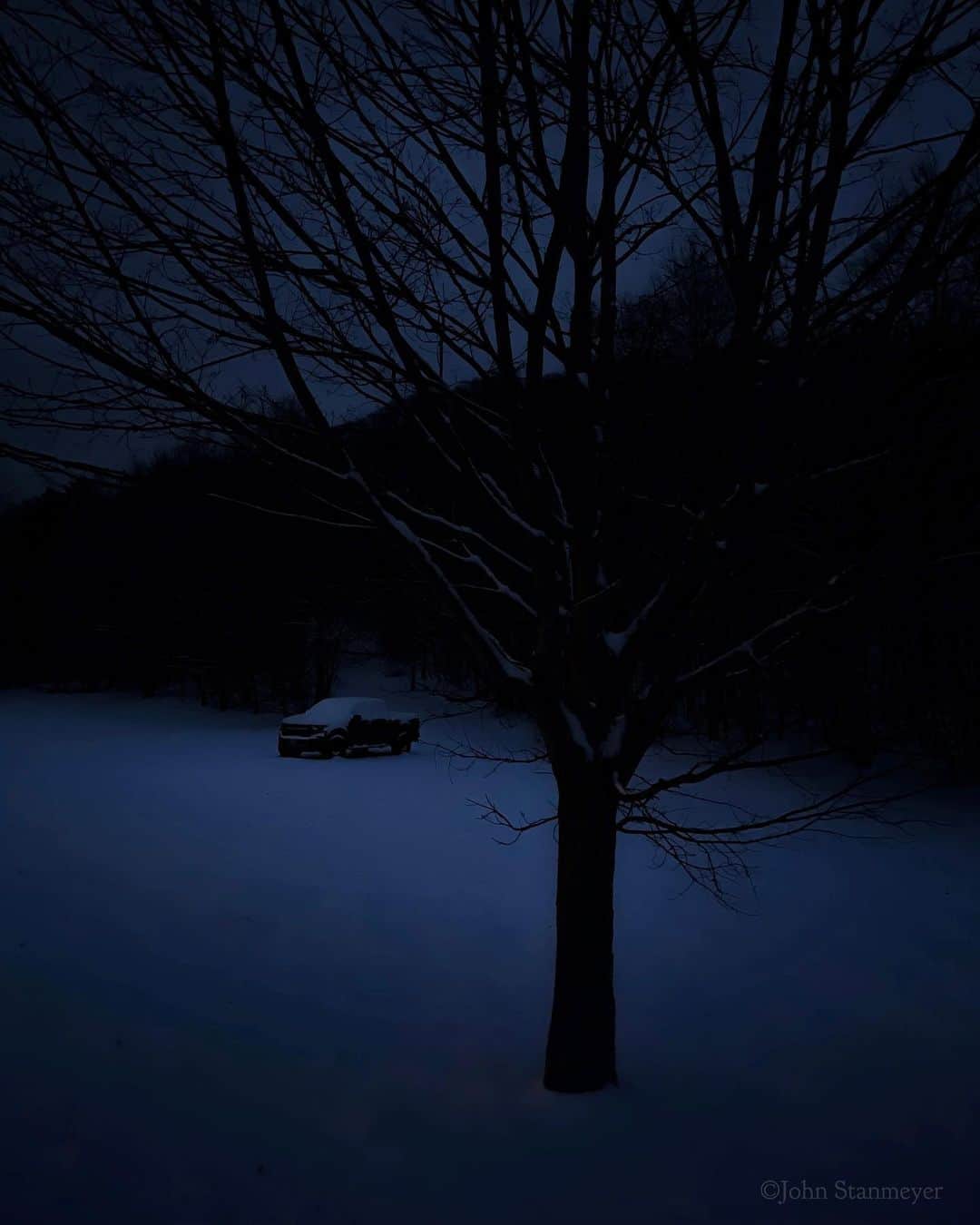 ジョン・スタンメイヤーさんのインスタグラム写真 - (ジョン・スタンメイヤーInstagram)「These days of winter in the Berkshires I just love. For now, in imagination what Siberia will be and look, and feel like...  #intheberkshires #greatbarrington #massachusetts #truck #winter #tree #snow #moonlight #beauty @natgeo @viiphoto」1月29日 12時58分 - johnstanmeyer