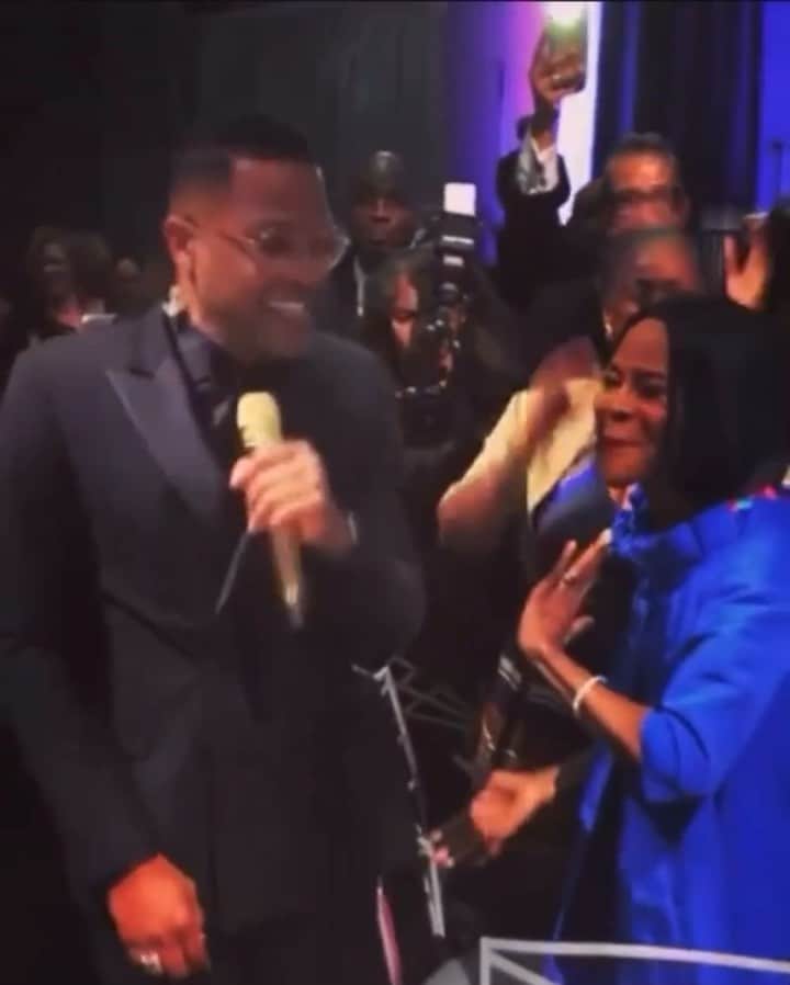 マックスウェルのインスタグラム：「you’re the highest of high • your legacy will never be forgotten • rest in power ms cicely tyson • @caresmentoring gala before the pandemic • 🙏🏾  repost: @rinnenicoie 💥 🗓 : 01.29.2018」