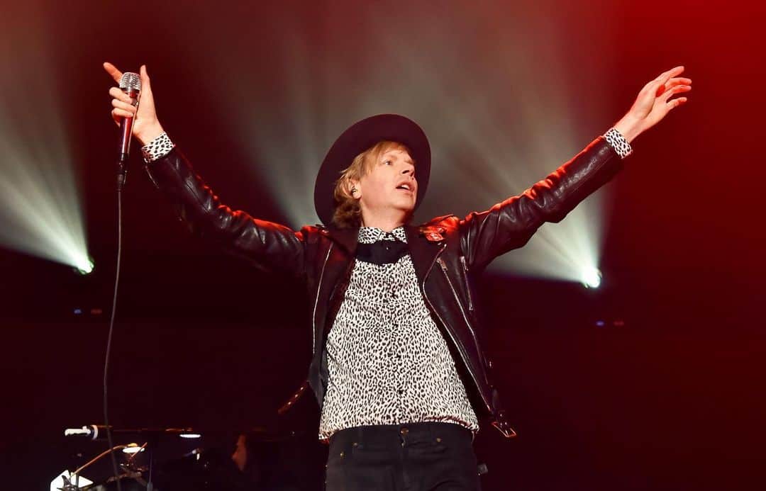 Beckのインスタグラム：「Thanks @iheartradio for the reminder of the good times tonight! ✌️ #iHeartALT」