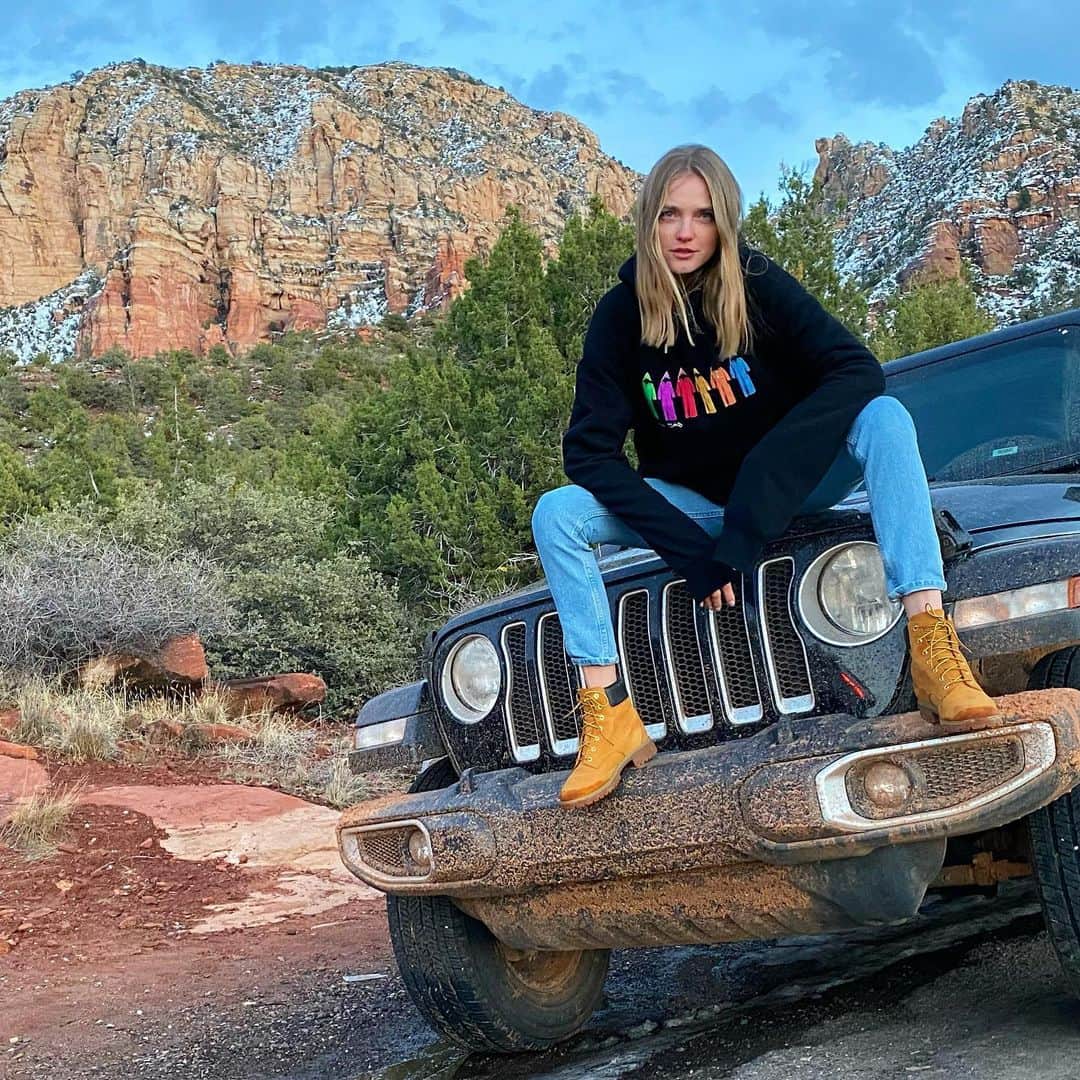 ヴラダ・ロスリャコヴァのインスタグラム：「Wanna go off road with me?」