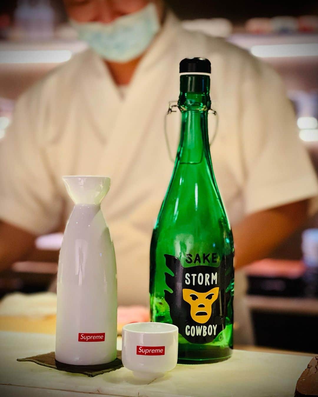 呉建豪のインスタグラム：「Nothing better than my favorite Sake at my favorite sushi spot 🍶🍣🤤 arigato @takeshiakiyama for the special delivery! Hope to toast together again soon in Japan brotha 🤙   @ohminejp @sake_stormcowboy  @yunsushi  @anosake.tw」