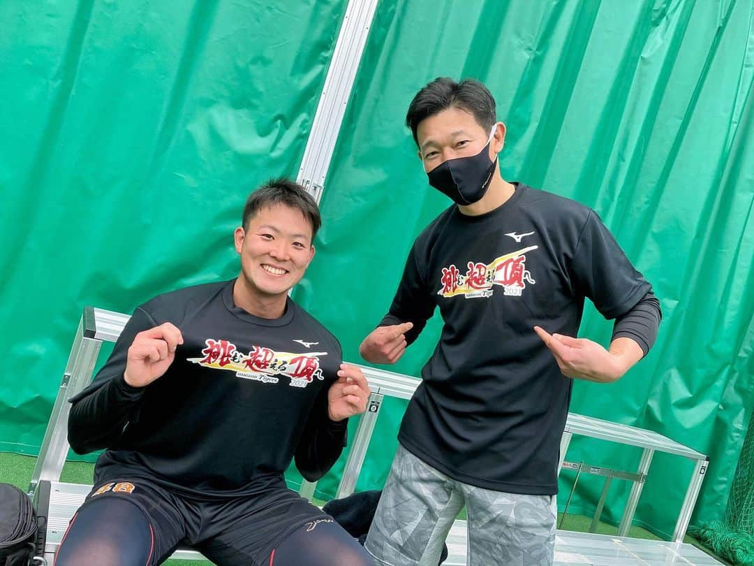 阪神タイガースさんのインスタグラム写真 - (阪神タイガースInstagram)「沖縄での合同自主トレがスタートしました！ 初日は今年のチームスローガン"挑超頂"Tシャツを着てトレーニング‼︎  #大山悠輔 選手#近本光司 選手#西勇輝 選手#中谷将大 選手#陽川尚将 選手 #齋藤友貴哉 選手 #鈴衛佑規 ブルペン捕手 #木浪聖也 選手 #沖縄キャンプ初参加 ！ #小野寺暖 選手#小幡竜平 選手#井上広大 選手#小川一平 選手#片山大樹 ブルペン捕手#佐藤輝明 選手#石井大智 選手#仲野トレーナー   #阪神タイガース #挑超頂 #春季キャンプ ！」1月29日 13時10分 - hanshintigers_official