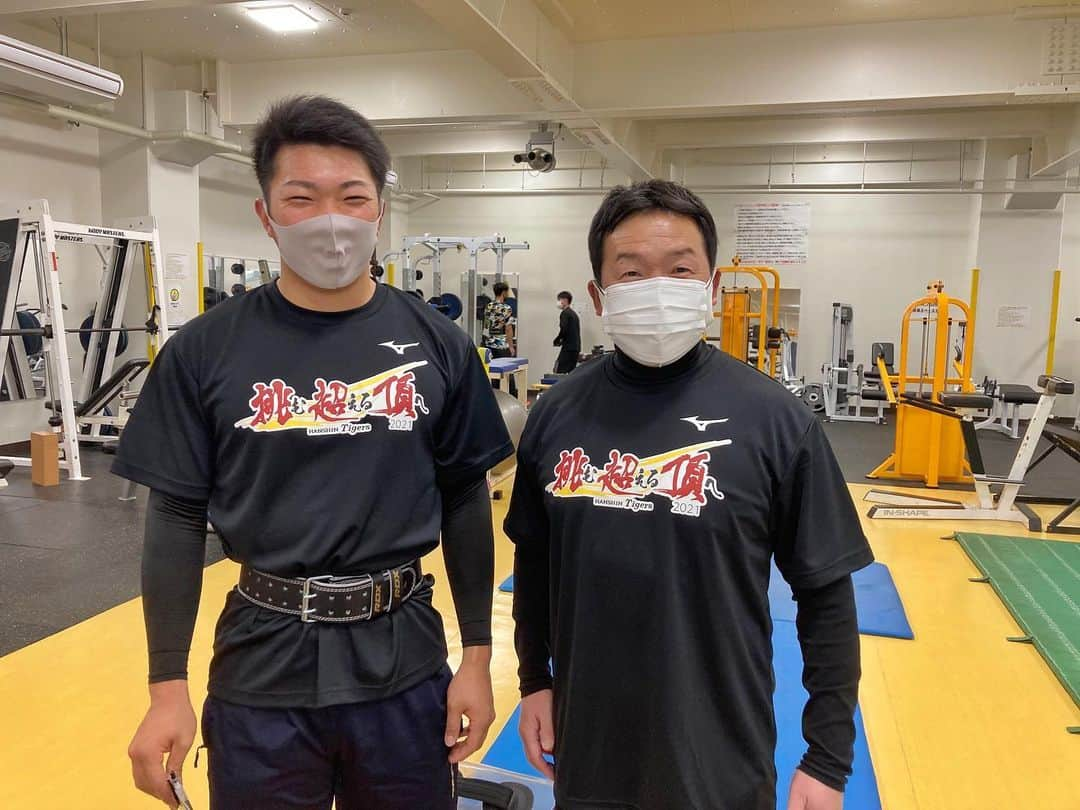 阪神タイガースさんのインスタグラム写真 - (阪神タイガースInstagram)「沖縄での合同自主トレがスタートしました！ 初日は今年のチームスローガン"挑超頂"Tシャツを着てトレーニング‼︎  #大山悠輔 選手#近本光司 選手#西勇輝 選手#中谷将大 選手#陽川尚将 選手 #齋藤友貴哉 選手 #鈴衛佑規 ブルペン捕手 #木浪聖也 選手 #沖縄キャンプ初参加 ！ #小野寺暖 選手#小幡竜平 選手#井上広大 選手#小川一平 選手#片山大樹 ブルペン捕手#佐藤輝明 選手#石井大智 選手#仲野トレーナー   #阪神タイガース #挑超頂 #春季キャンプ ！」1月29日 13時10分 - hanshintigers_official