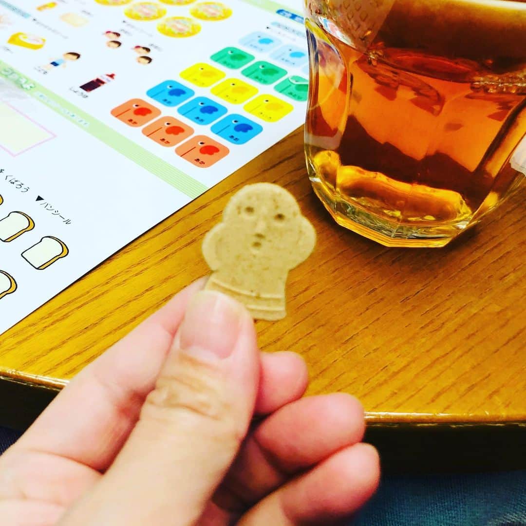 水谷さるころのインスタグラム：「ワークの問題で「砂糖はどうやって溶けるのか」って言うのがあった。しかし、息子は角砂糖が溶けるところを見たことがないという。うちに角砂糖はない…けどハニワ砂糖ならある。と言うわけで溶けるところを見せました。　#6歳男児マイル　#ハニワグッズ」