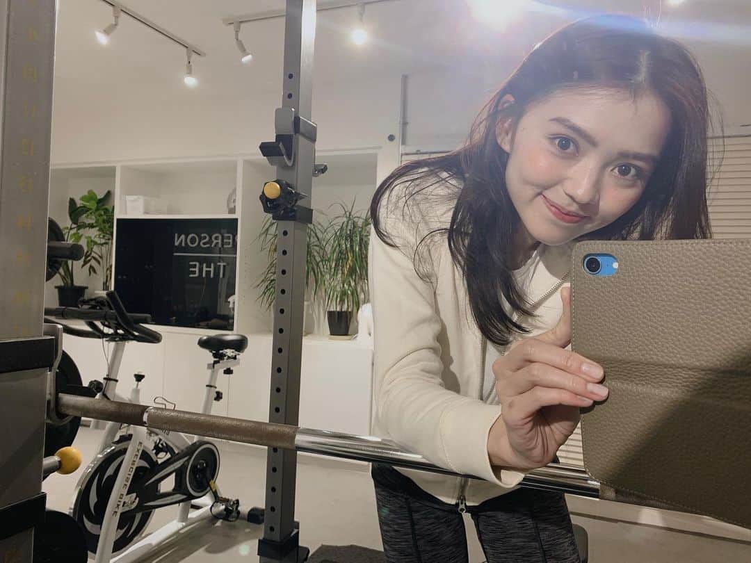 高原愛のインスタグラム：「関根さんのトレーニング、続けて7ヶ月近く経ちました💓最近は身体が変わってきて周りに褒められて嬉しい😊あと、肌も綺麗になったって言われる事が増えました☺️✨なんでだろうって考えてもやっぱり朝のフルーツしか思い浮かばない🤔😚午前中は人は排出の時間だから、胃腸に負担をできるだけかけないで、食物繊維、ビタミンミネラル、水分豊富な果物がぴったりなんだって^o^ 今朝も現場でみかん4つ🍊もりもり食べました🤤😋私は果物で一番柿が好きだから早く柿の季節になってほしい🥺💕楽しみながら健康でありたいですね🌈🌈🌈」
