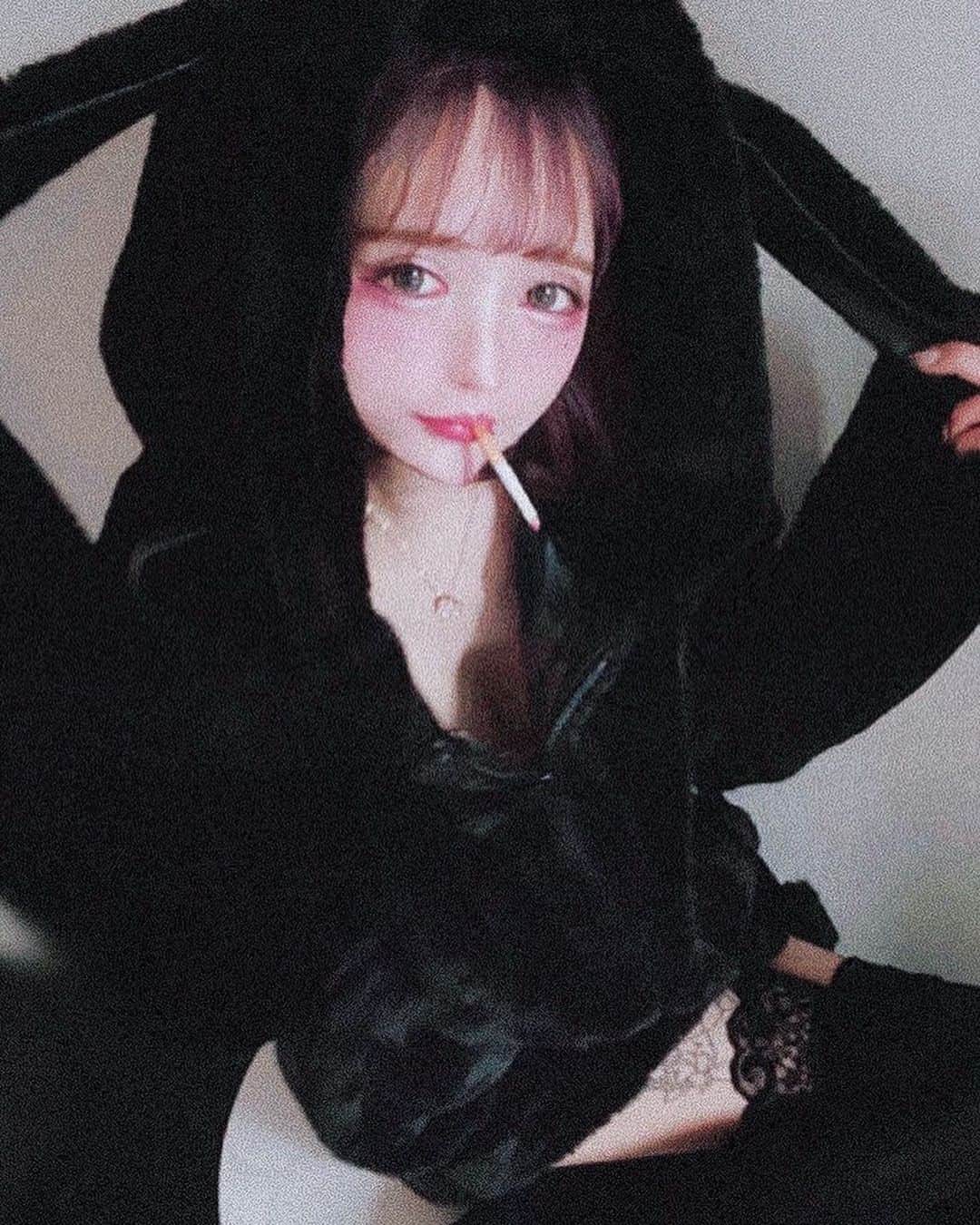 椿えれなのインスタグラム：「本物のえれぴょん、現れてあげました。飼わなくていいので、とっととわたしの人生買って下さい。 お洋服かわゆチ~🖤 @select_coco8」