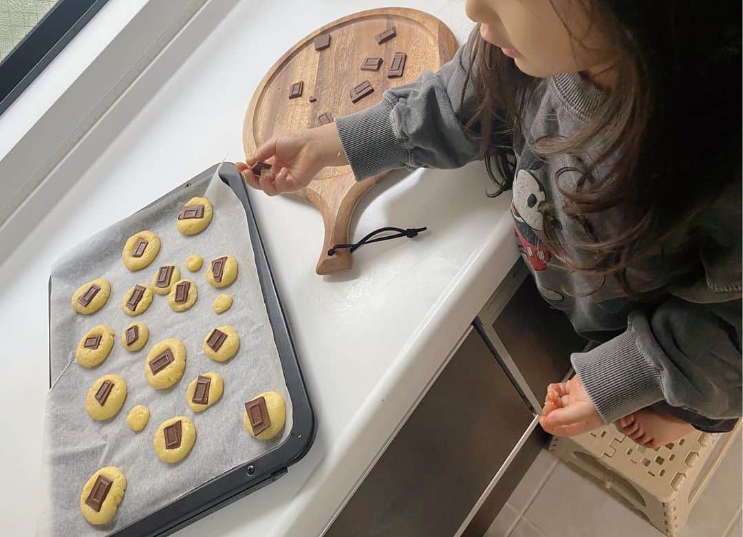 近藤千尋のインスタグラム：「クッキー🍪作りたい！と 自分でコネコネして丸めて これは美羽ちゃんの！と ちっちゃいの作ってました🍪🤣 いびつな形だけど それもまたいいね♥️♥️ お仕事が休みの日は 子供も🧒👧一緒におうちで 過ごしてるけど、 永遠に部屋が片付かないよね~🐷笑 最近は、絵の具にハマった🎨長女。 足の裏、手の裏に塗って ぺたぺたぺた。ホラーです👽」