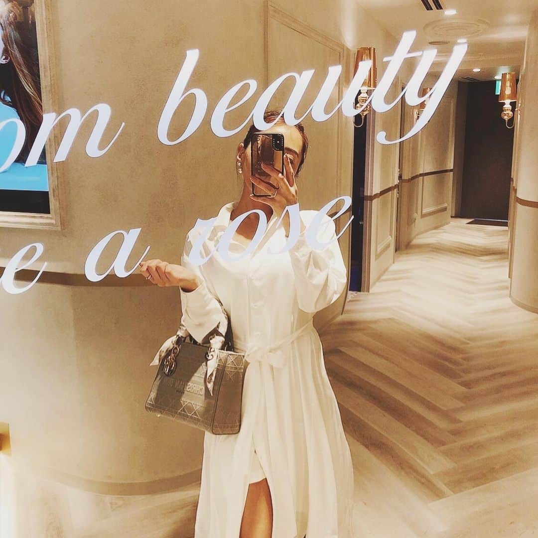 のインスタグラム：「月一のお肌の贅沢ケアとして @haab_dream でアンストレスを受けてます🧖🏾‍♀️🤍✨  . 水分量があがりお肌がもっちもちに♡ トーンアップして毛穴汚れもスッキリするのでお気に入りメニュー✌︎」