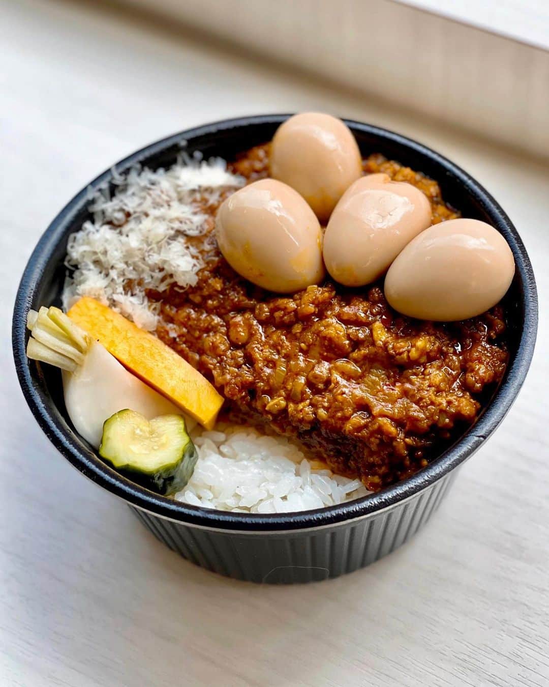 のインスタグラム：「『七鳥目』の川名直樹大将がキーマカレーをオフィスに差し入れしてくれました♡﻿ エルフランス4個入りのスペシャルバージョン、めちゃくちゃ美味しかった〜♡♡♡﻿ 焼鳥だけじゃなく、カレーでも天才！﻿ ﻿ #七鳥目 #具義カレー2021」