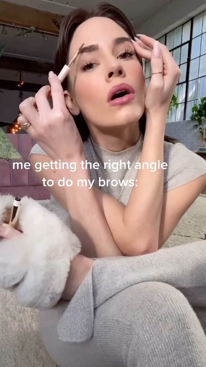 クリスタ・B・アレンのインスタグラム：「all contorted like 🔀🥴」