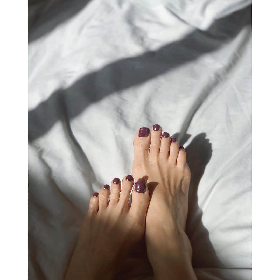 猪鼻ちひろのインスタグラム：「🦄🍇🫐💜🪐 足も久々にジェルネイル。 こだわり〜の紫色は光によって変わるのがお気に入り。 根元にちょっとミラーをONしてもらったので、 分かりやすいかな？って動画も載せてみた✌︎ (なんかちょっとぎこちないし気持ち悪いかね😂🙏) thank you @reona_il @garland_nail_  #猪鼻ネイル #ペディキュア #どっちもiPhoneでほぼ加工なしなのに全然動画と写真だと色味が違う😳」