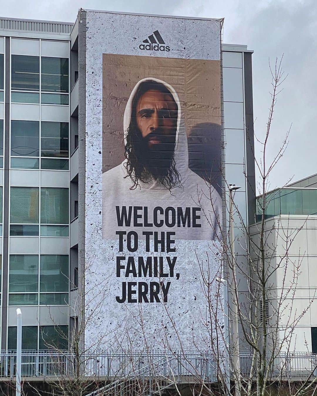 Nice Kicksさんのインスタグラム写真 - (Nice KicksInstagram)「adidas made @jerrylorenzo feel very welcome for his first day on campus. 🤝 Do you think their partnership will produce the spark adidas is looking for? 🤔」1月29日 13時25分 - nicekicks