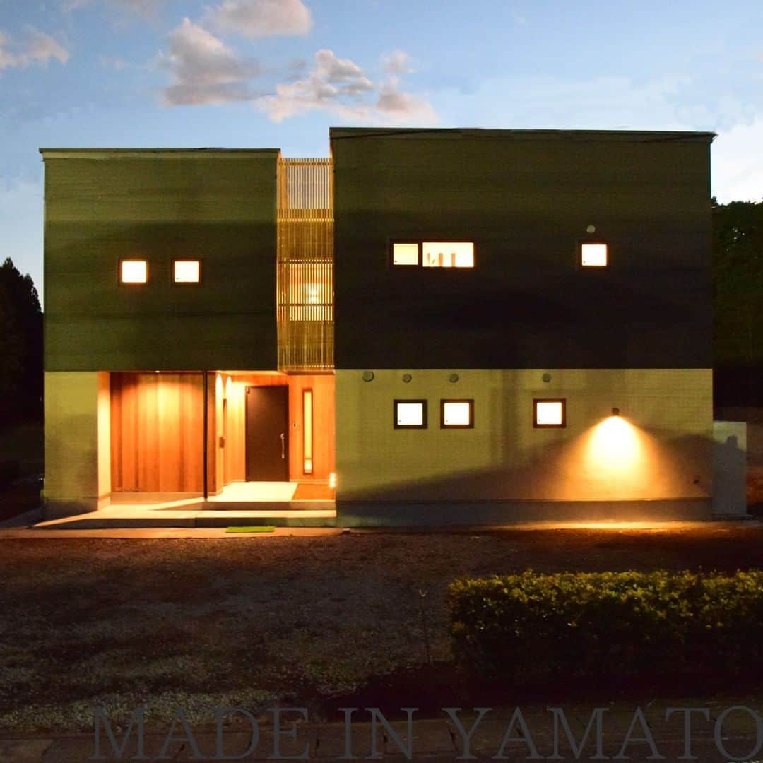 YAMATOの家さんのインスタグラム写真 - (YAMATOの家Instagram)「YAMATOぐみ沢二世帯の家の #外観 です。 #ガルバリウム と #左官壁 を組み合わせました。 正面に #木格子 を取り付けて、外の視線を緩やかに遮りながら、意匠性もアップ！ 明るく開放的な #玄関 が、ご家族を優しく迎えます。  MADE IN YAMATO . . #yamatoの家 #設計 #自宅 #御殿場 #小山町 #裾野 #設計事務所 #マイホーム #注文住宅 #デザイン #新築 #家 #インテリア #住宅 #設計士 #設計士とつくる家 #建築士 #建築士とつくる家 #web内覧会 #ファサード」1月29日 13時36分 - yamato_house