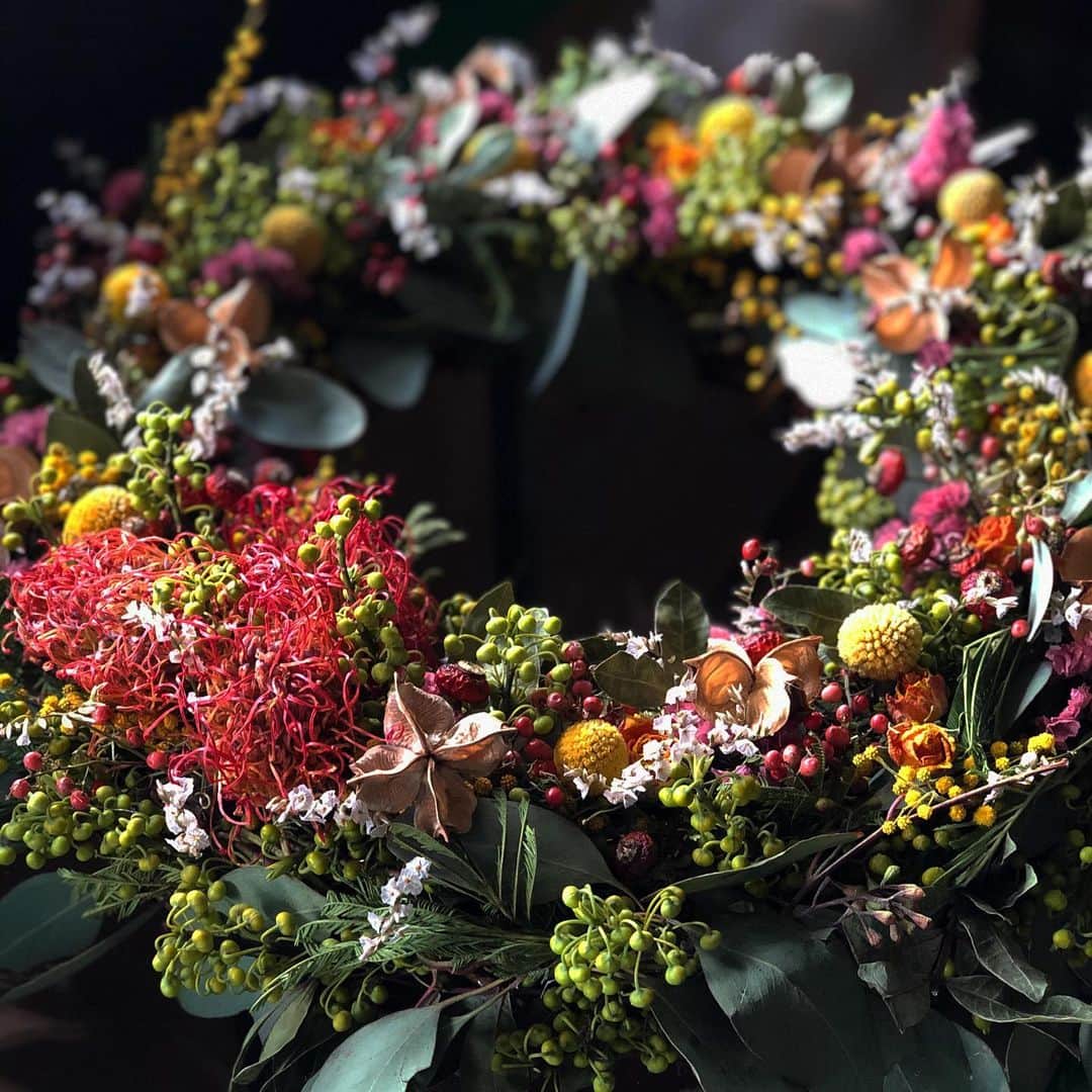 アンヘロ・カロ・ヌエバスさんのインスタグラム写真 - (アンヘロ・カロ・ヌエバスInstagram)「ちらついてます❄️ 青空ですが、ちらちら…  写真のリースは、ニューホープチャペルさんへお嫁入り @kenshimoz   #flowers  #花のある暮らし  #wreath  #リース #driedflowers  #ドライフラワー」1月29日 13時29分 - caro_angelo