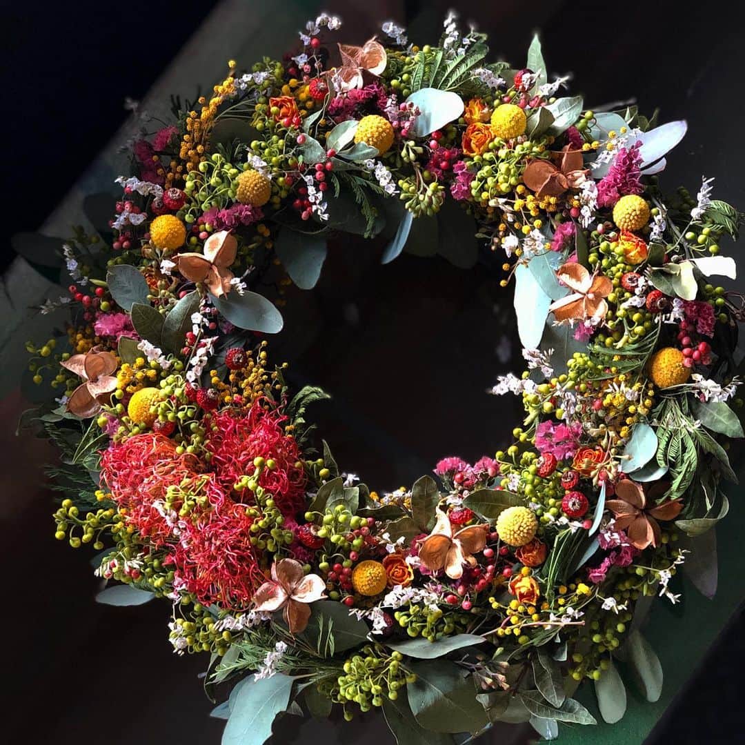 アンヘロ・カロ・ヌエバスのインスタグラム：「ちらついてます❄️ 青空ですが、ちらちら…  写真のリースは、ニューホープチャペルさんへお嫁入り @kenshimoz   #flowers  #花のある暮らし  #wreath  #リース #driedflowers  #ドライフラワー」