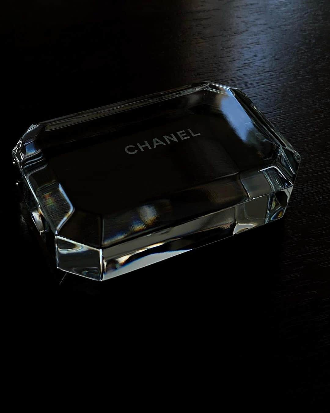 NATALIE LIAOさんのインスタグラム写真 - (NATALIE LIAOInstagram)「A glass paperweight by Baccarat made in the image of Chanel N5 bottle stopper. A piece that will live with me forever. #chanelfragrance #n5 #giftfromchanel #welovecoco」1月29日 13時31分 - fongminliao