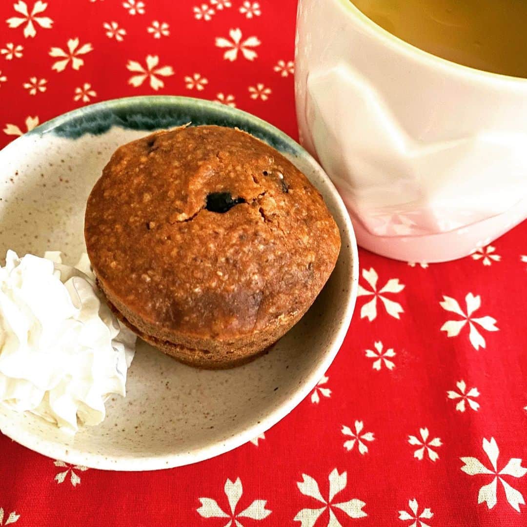 森碕ひろかのインスタグラム：「黒豆がたくさんあるのでマフィンにしました🧁  オートミールときな粉で作ったよ🥣  #グルテンフリー #低GI #おやつ」