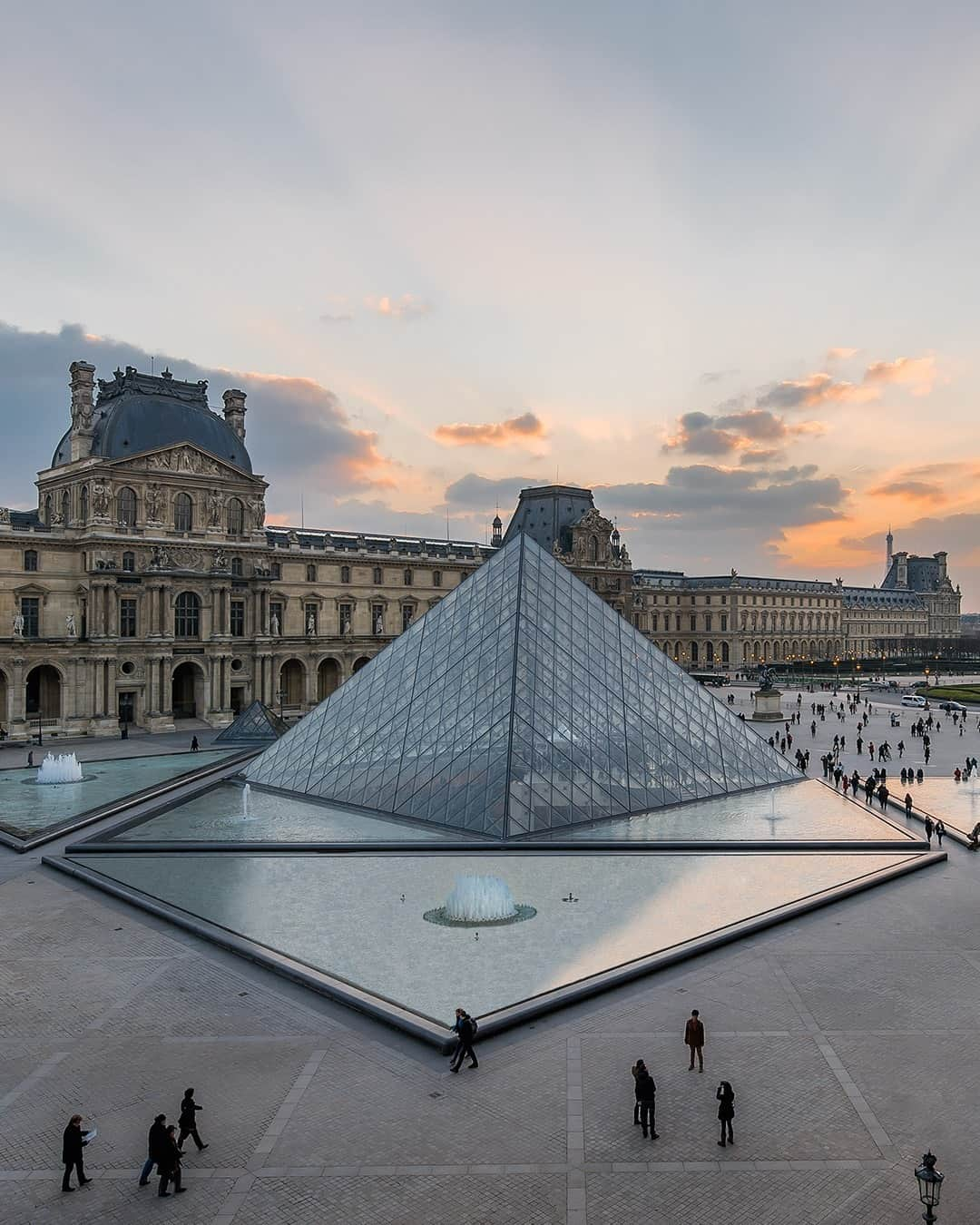 UNIQLO UKさんのインスタグラム写真 - (UNIQLO UKInstagram)「UNIQLO welcomes the year 2021 by announcing a four year partnership with Musée du Louvre in Paris. The aim of the new partnership is to offer a wide ranging program that matches the desire of both parties to better familiarize the public with the museum’s must see masterpieces and thereby increase the joy of art in daily life. @museelouvre @uniqlo #UniqloXLouvre, @uniqlo.ut」1月29日 19時01分 - uniqlo_uk