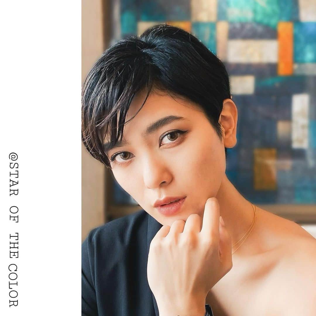 金城優華のインスタグラム：「My  favorite foundation. @starofthecolor_official   マスクで悲しいくらい荒れた肌。 肌荒れは落ち着いてきたけれど 跡はなかなか簡単に消えてくれない……  でも アンバサダーをさせていただいている STAR OF THE COLOR @starofthecolor_official の クリームファンデを使うと 「お肌綺麗ですね」 って言っていただくことが増え ロケのメイクも こちらのクリームファンデ愛用♡  (なんなら毎日使ってるかも)  マスク荒れの跡も 薄づきでカバーしてくれるし ワセリンで作られているので 一日中しっとりと保湿されている感じ。 (個人的な感想です。)  色展開も多いので もう1色くらい購入して 肌色に合わせたり ローライト替わりにも使おうかな！  男性にもオススメです!!  #金城のメイク事情  #モデル #コスメ  #美容   #強さも美しさも妥協しない   #starofthecolor   #スターオブザカラー  #クリームファンデーション #ワセリンファンデ #美肌スポット  #第一期スタカラアンバサダー  #モデル#沖繩#时装模特」