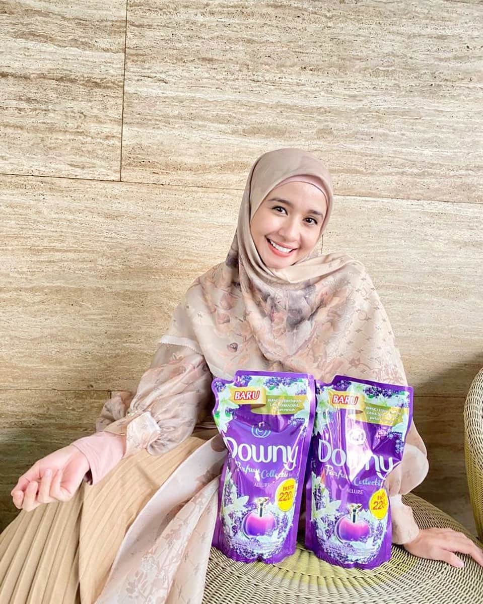 ラウディアシンシアベラのインスタグラム：「Masyallah, Cuma Downy yang bisa bikin aku menikmati wangi baju dan hijab bahkan setelah di pake seharian.  Wangi elegan dan mewahnya yang tahan lama ini bener-bener bikin nyaman.  Apalagi Downy Allure ini, salah satu favorite aku yang harus selalu aku stock untuk di rumah.  Terus mengharumkan Indonesia dengan wangi yang lembut, elegant dan juga tahan lama ya.  Terima kasih untuk 10 tahunnya Downy Indonesia! #downy10thanniversary」
