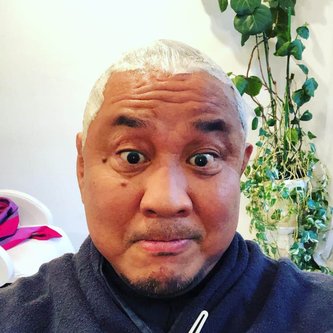 永田裕志のインスタグラム：「皆が試合のため名古屋へ向かっている中、私は代官山にて髪を染めました。 #永田裕志  #代官山シェリール  #しらがぞめ」