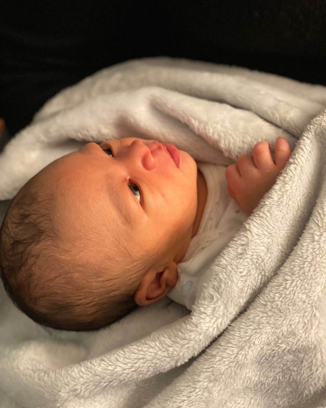 中鉢明子のインスタグラム：「Can you see something? #son #newborn #OneWeekOld #生後１週間 #新生児 #息子 #第三子」