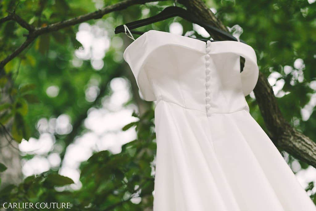 order dress カルリエ クチュールのインスタグラム：「. 【Carlier Couture diary】 mikado off-shoulder dress . 一つ前のpostの花嫁さまが ご着用頂いたのはこちらのドレス🌿 . ミカドサテンのオフショルダー バックスタイルは共布のくるみボタンを 沢山あしらって . もちろんフルオーダーで 製作させて頂きました♡ . . 難しいはずのハンガー写真なのに、 CHiKAさんがドレスの形をとても綺麗に 納めてくださって、お気に入りの1枚です。 . （というより、どれもお気に入り…） . . .  Bride @nathaliesbeautybook  Photo @cocofleur_wedding  Dress @carlier_couture」