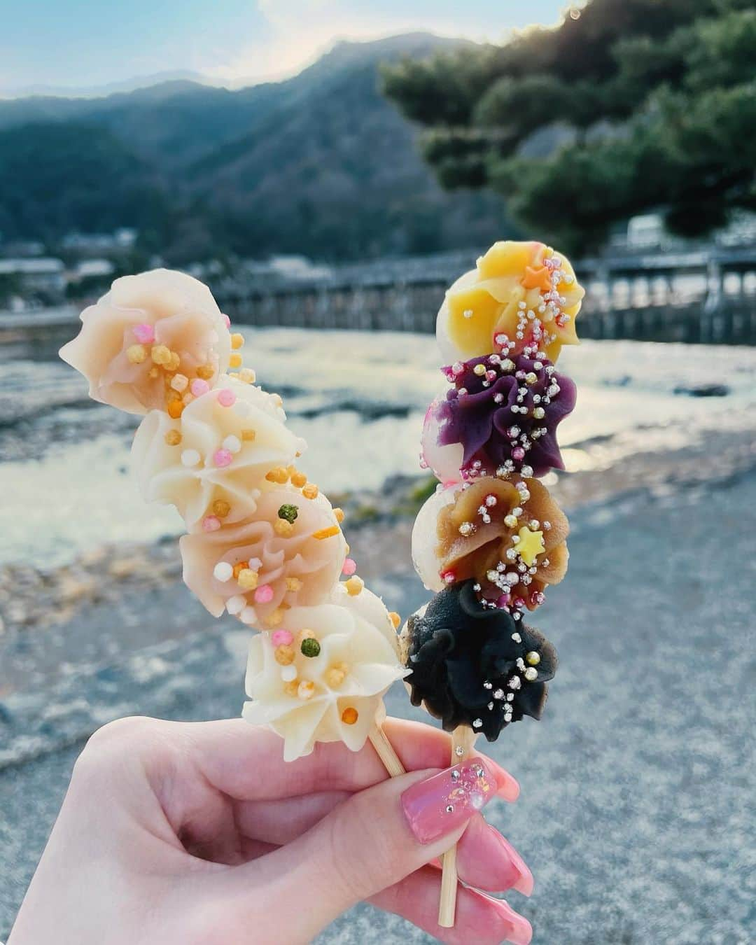 橘鏡花さんのインスタグラム写真 - (橘鏡花Instagram)「華美だんご🍡 全部味がちがう❤︎  #京都#嵐山グルメ #華美だんご#京都だんご #嵐山竹林」1月29日 13時46分 - k_ns07