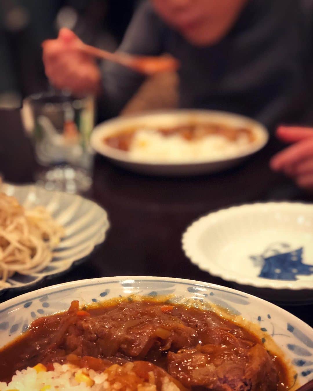 萩野志保子さんのインスタグラム写真 - (萩野志保子Instagram)「ゆうべはカレー🤎 先日クリームシチューとボルシチをしたとき実は、 「オレはカレーが食べたいんだカレーが！」 と宣う息子でありました😓 (※オレ、のマイブーム到来。わざわざ頭高でオーレ、とか言ったり)  2週間たっちゃった。 はい！カレー！  去年、ありこさんの『ありこんだて』@ariko418  の[トロトロチキンカレー]を作って以来、息子の大好物に。 人参と玉ねぎをターント食べてくれることになるので、嬉しいしかないのです。 人参玉ねぎをこーしてこーしてあーしてトロトロに？？と、初めて作ったときの新鮮さはドキがムネムネでした(昭和)。 ありこさんの発明カレー＝ 息子のおふくろの味説濃厚😎  最後の写真は一旦ご馳走様からのおかわり😓ゆうべは豚肉で🧡  #カレー #ライス  #カレーライス  #とうもろこしご飯 も、ありこんだて #中辛 #トロトロ  #おかわり   #テレビ朝日 #アナウンサー #萩野志保子   #japanese #yummy #foodstagram #food  #dinner #homecooking  #おうちごはん  #晩ごはん   #ワーママ #ワーキングマザー #働くママ #子育て #男の子ママ #6歳 #ママグラム #子育てぐらむ #ママライフ #アラフォーママ #アラフィフママ #育児と仕事」1月29日 13時48分 - shihoko_hagino