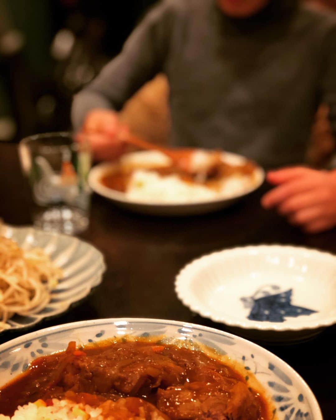 萩野志保子さんのインスタグラム写真 - (萩野志保子Instagram)「ゆうべはカレー🤎 先日クリームシチューとボルシチをしたとき実は、 「オレはカレーが食べたいんだカレーが！」 と宣う息子でありました😓 (※オレ、のマイブーム到来。わざわざ頭高でオーレ、とか言ったり)  2週間たっちゃった。 はい！カレー！  去年、ありこさんの『ありこんだて』@ariko418  の[トロトロチキンカレー]を作って以来、息子の大好物に。 人参と玉ねぎをターント食べてくれることになるので、嬉しいしかないのです。 人参玉ねぎをこーしてこーしてあーしてトロトロに？？と、初めて作ったときの新鮮さはドキがムネムネでした(昭和)。 ありこさんの発明カレー＝ 息子のおふくろの味説濃厚😎  最後の写真は一旦ご馳走様からのおかわり😓ゆうべは豚肉で🧡  #カレー #ライス  #カレーライス  #とうもろこしご飯 も、ありこんだて #中辛 #トロトロ  #おかわり   #テレビ朝日 #アナウンサー #萩野志保子   #japanese #yummy #foodstagram #food  #dinner #homecooking  #おうちごはん  #晩ごはん   #ワーママ #ワーキングマザー #働くママ #子育て #男の子ママ #6歳 #ママグラム #子育てぐらむ #ママライフ #アラフォーママ #アラフィフママ #育児と仕事」1月29日 13時48分 - shihoko_hagino