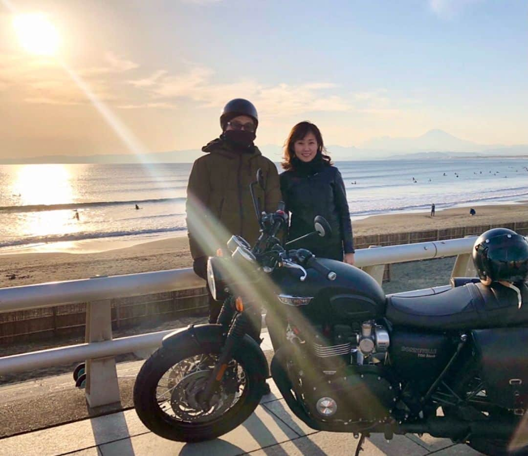 吉永愛さんのインスタグラム写真 - (吉永愛Instagram)「いつも旦那様についてもらって バイクの練習をしています🔰 なので、写真も旦那様に撮ってもらうんですが…。先日、通りすがりの方が『一緒にどうですか？』とお声をかけてくださいました。これは、その時の写真です。ありがとうございました✨ #夕日 #片瀬海岸  #練習 #夫婦ライダー  #トライアンフ東京ベイ  #トライアンフボンネビルt120  #triumph  #初心者  #トライアンフ #大型バイク女子 #バイカー #バイク  #バイク女子 #バイク女子フォト  #バイク女子部  #女性ライダーと繋がりたい  #バイク好きな人と繋がりたい  #ママモデル #bike #ladysbike  #アラフィフ  #女子ライダー」1月29日 13時49分 - a.i.yy