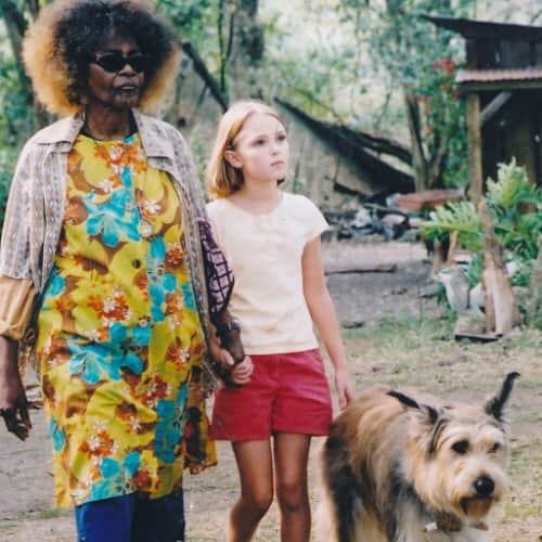 のインスタグラム：「I worked with the one and only Cicely Tyson when I was 9, and I didn't understand what an icon she was at that time ... my parents tried to explain, but it didn't sink in at that age, as it does now.   I remember her thin, strong frame and her firm hands clasped around my arms. She was so strong for such a little lady ... and I didn't even know the half of it. She smelled like sweet coffee and I remember loving when she grasped me because her skin was so smooth and radiated warmth. I loved staring at her, as little kids tend to do, admiring the taught shiny apples of her cheekbones and her earlobes with dangling hoops. It's funny that these are the things I most vividly remember.   Oh, and maybe this is TMI, but Cicely once saw me fussing before a take and asked if I had to go to the bathroom; I told her I could wait until the scene was over, but she told me that you only have one bladder, so treat it well, 'they' could wait. It was practical advice, and now every time I think "do I run or hold it" on set ... I always run and think of Miss Tyson.   I remember sitting beside her, digging and patting in the dirt feeling so full, listening to her monologue about the mistake tree. She never did her scenes the same way twice and I was delighted by her wide laugh. I'll treasure those childhood memories, though I wish I knew her as a woman.   Thank you, Cicely, for your legacy and your beautiful work. Thank you for treating me with such kindness and respect even though I was just a kid. You made me feel like a grown person, and that inspired me to be my best.   Rest in power ❤️」