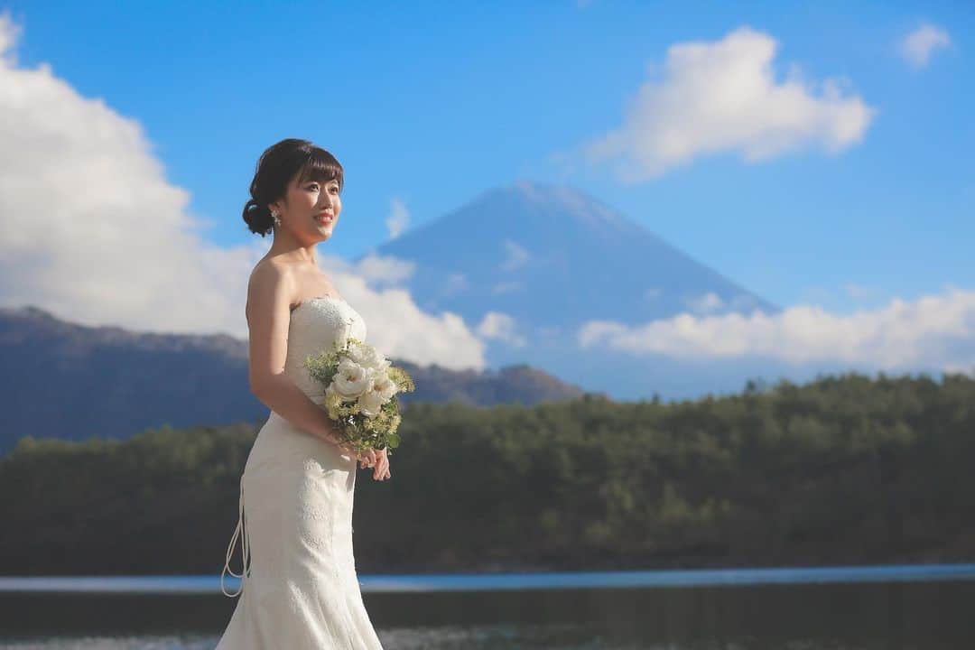 スタジオアクア富士店 のインスタグラム：「撮る結婚式という幸せを🗻  スタジオアクア6店舗でご予約受付中！﻿ お問い合わせはお早めに✨ ﻿ ﻿ デコルテ公式アカウント﻿ ▷▷ @decollte_weddingphoto﻿ ﻿ スタジオアクア富士店🗻﻿ ▷▷ @studioaqua_fuji﻿ ﻿ スタジオアクア横浜みなとみらい店﻿ ▷▷ @studioaqua_yokohama﻿ ﻿ スタジオアクア表参道渋谷店﻿ ▷▷ @studioaqua_shibuya  ﻿ スタジオアクア新宿店﻿ ▷▷ @studioaqua.shinjuku  ﻿ スタジオアクア浅草店﻿ ▷▷ @studioaqua_asakusa  ﻿ スタジオアクア立川店﻿ ▷▷ @studioaqua_tachikawa229  ﻿ ﻿ ＼オンライン撮影相談会スタート✨／﻿ パソコン・スマートフォンから﻿ 前撮り、フォトウエディングの相談が可能！﻿ 当店HPよりご予約受付中！﻿ ﻿ ﻿ お得な割引キャンペーンも実施中！﻿ HPを要チェック✔﻿ ﻿ ﻿ #d_weddingphoto﻿ #スタジオアクア﻿ #スタジオアクア横浜店﻿ #スタジオアクア富士店﻿ #撮る結婚式﻿ #ウェディング﻿ #ウェディングフォト﻿ #フォトウェディング﻿ #フォトスタジオ﻿ #花嫁﻿ #プレ花嫁﻿ #卒花嫁﻿ #関東花嫁﻿ #関西花嫁﻿ #横浜花嫁﻿ #前撮り﻿ #後撮り﻿ #結婚式﻿ #結婚式準備 ﻿ #ヘアメイク﻿ #ヘアアレンジ﻿ #洋装前撮り﻿ #和装前撮り﻿ #ドレス試着﻿ #ドレス迷子﻿ #ウェディングフェア﻿ #プレ花嫁さんと繋がりたい﻿ #全国のプレ花嫁さんと繋がりたい﻿ #日本中のプレ花嫁さんと繋がりたい﻿ #富士山」
