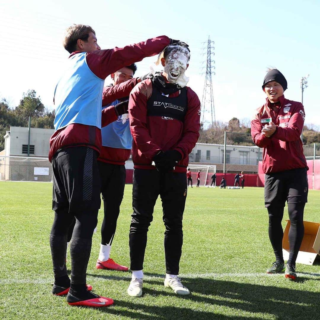 ヴィッセル神戸さんのインスタグラム写真 - (ヴィッセル神戸Instagram)「恒例の😝🎂 Tradition 😝🎂  #vissel #visselkobe #ヴィッセル #ヴィッセル神戸 #Kobe #神戸 #WeAreKobe #KobeForeverForward #一致団結 #JLeague #Jリーグ」1月29日 14時00分 - visselkobe