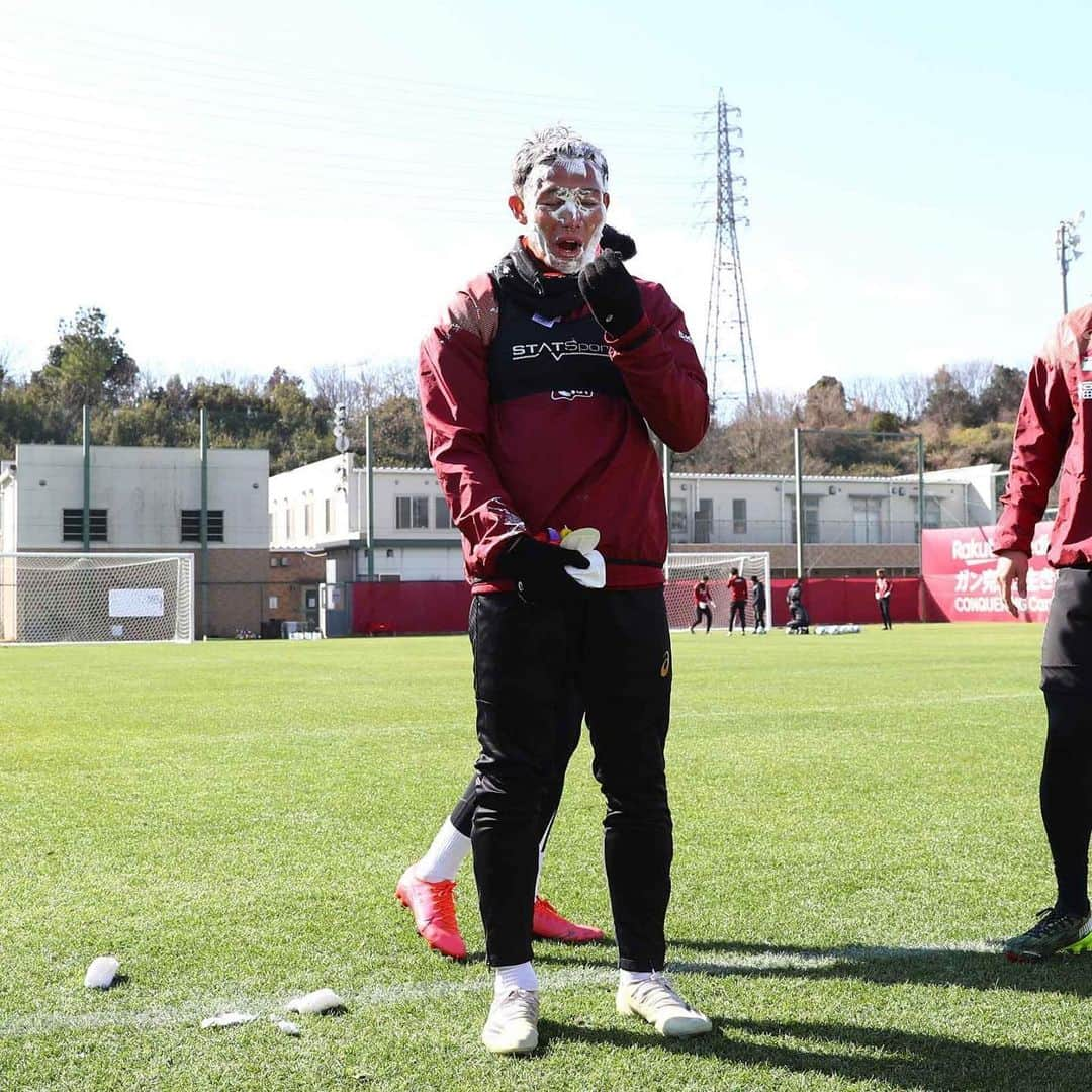 ヴィッセル神戸さんのインスタグラム写真 - (ヴィッセル神戸Instagram)「恒例の😝🎂 Tradition 😝🎂  #vissel #visselkobe #ヴィッセル #ヴィッセル神戸 #Kobe #神戸 #WeAreKobe #KobeForeverForward #一致団結 #JLeague #Jリーグ」1月29日 14時00分 - visselkobe