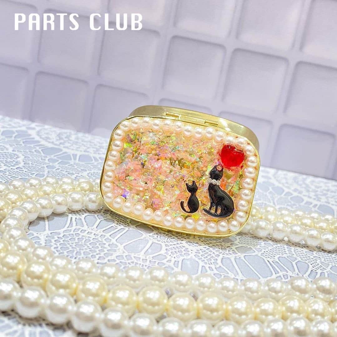 のインスタグラム：「♡﻿ バレンタインにもおすすめ🍫🤎﻿ ジョイナステラス二俣川店スタッフ作品✨﻿ @partsclub_futamatagawa  ﻿ 姫っぽピルケースのご紹介です🩰﻿ ﻿ ピンクホログラムと無穴パールでベースを作り、猫さんチャームとスワロを載せてさらに硬化したら完成です🐱💞﻿ ﻿ お休みの日はステイホームしながらたくさん作品つくってみてはいかがでしょうか☺︎﻿ ﻿ ※商品の入荷状況、お取り扱いは店舗により異なります。﻿ ご利用の店舗に直接お問い合わせ下さい。﻿ ※スタッフ作品のためレシピはございません。﻿ ﻿ ◆@partsclub_staff では、各店舗のアレンジ作品を毎日ご紹介しております。﻿ ﻿ #partsclub #handmade #accessory ﻿ #パーツクラブ公式アカウント #パーツクラブ ﻿ #グランプレール #アクセサリー #パーツ ﻿ #ピアス #ハンドメイド #diy﻿ #ハンドメイドアクセサリー #手作りアクセサリー ﻿ #ジョイナステラス二俣川 #二俣川﻿ #レジンアクセサリー  #ジョイナステラス﻿ #パーツクラブジョイナステラス二俣川店﻿ #diy女子 #ハンドメイド初心者 #バレンタインデー﻿ #Swarovski #ホログラム #バレンタイン﻿ #猫 #スワロフスキークリスタル ﻿ #ハンドメイド好き #レジン #ねこ﻿ @partsclub_official」