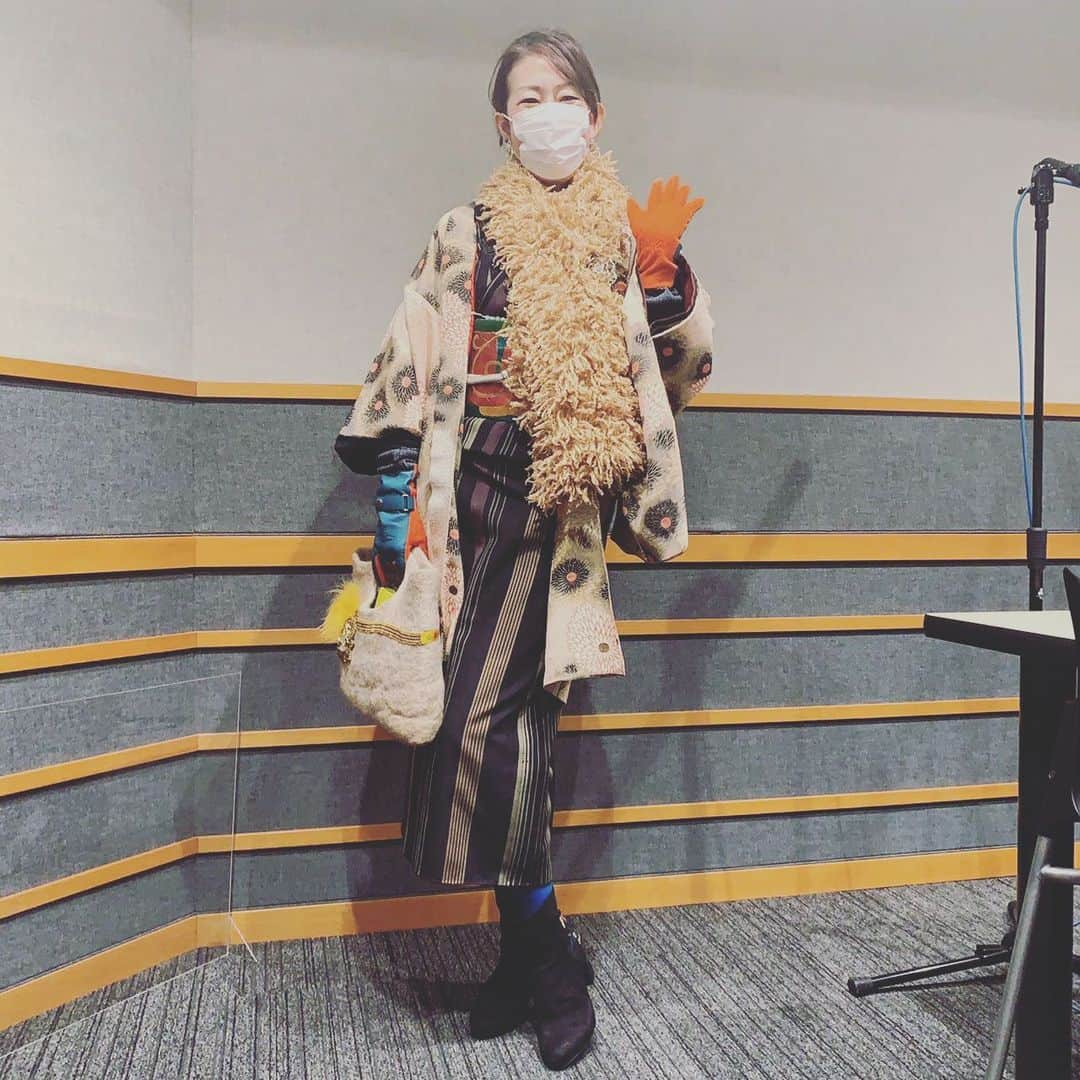 浜島直子さんのインスタグラム写真 - (浜島直子Instagram)「『TOKYO GAS Curious HAMAJI』  今週と来週のゲストは、ノンフィクション作家の片野ゆかさん。  昨年出版した『着物の国のはてな？』(集英社)が大好評の片野さん👘 今回はお着物で来てくださり、スタジオがパアッと華やかな空気に包まれました✨  今でこそ自由に着物を日常着として楽しんでいる片野さんですが(愛犬マドちゃんのお散歩も着物で行くそう！)、着物の世界の扉を開けたばかりの時は、たくさんの「？」があったそう。  な、なんか着物って敷居が高そう…なんで？ おはしょりは何センチとか決まってるの…？ そもそも、日本の文化だからっていうけどさ、いつ、誰が、どんな風に細かいルールをきめたわけ？ 右前合わせはいつから決まったの？え？法律で決まったの？ でたーー！着物警察！！🚨  …などなど、今まで疑問にも思わなかった着物の世界の疑問を、スカッと爽快に書いてくれています🙌  そして、今年公開予定の映画『犬部』のことも伺いました。 青森の北里大学の学生さんたちが動物の保護活動を始める、ノンフィクション。 林遣都さんと中川大志さんが出演されます✨ ・ 片野ゆかさんがゲストの放送回は、1月30日、2月6日の土曜日。全2回。 bayfmで午前11時から。radikoで全国聴けますのでお時間ありましたらぜひよろしくお願いします🌈 ・ #東京ガス #bayfm #キュリオスハマジ #片野ゆか　さん #お着物にブーツだなんて素敵😍 #着物の国のはてな  #犬部」1月29日 14時07分 - hamaji_0912