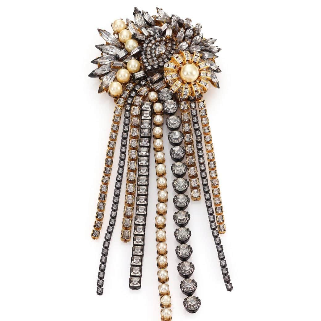 エリクソンビーモンさんのインスタグラム写真 - (エリクソンビーモンInstagram)「A burst or beauty @ericksonbeamon pin #ericksonbeamon #pearls #crystals #broaches #fashion」1月29日 14時12分 - ericksonbeamon