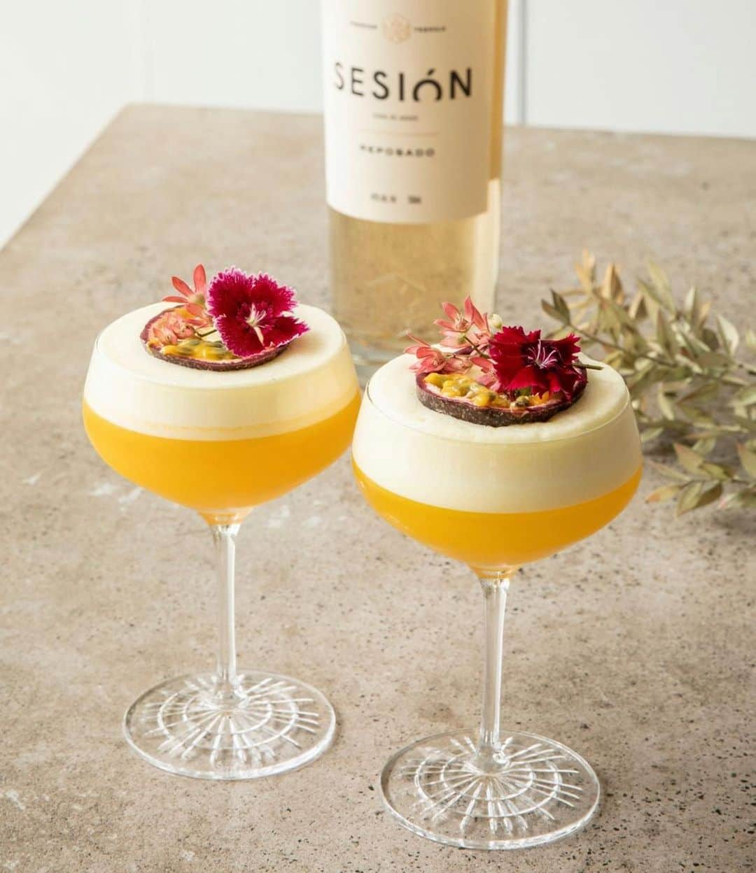 ジェニファー・ホーキンスのインスタグラム：「Sesión Pav Sours for the weekend!!  It’s a goodie!! 👌🏼  45ml @sesiontequila Reposado  15ml Dolin Chamberyzette 20ml Lemon Juice 20ml Passion fruit puree 1/2 barspoon agave syrup 1 egg white How. Add all ingredients to cocktail shaker ‘Dry’ shake without ice first to emulsify egg, then add ice to shake and shake hard until cold. Strain into coupe glass. Garnish with passionfruit and edible flowers. @sesiontequila available @danmurphys」