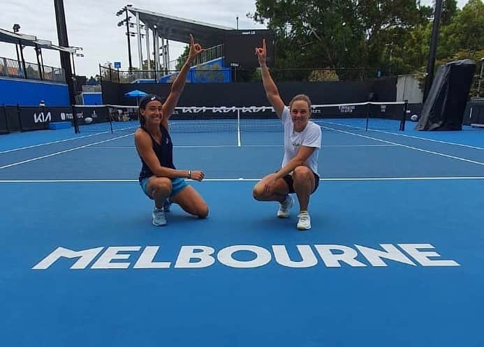 キャロライン・ガルシアのインスタグラム：「Cuarentena ✅ La he pasado muy bien 🤗 Gracias a mi súper compañera  @nadiapodoroska por los entrenamientos y el tiempo juntas durante estas días 💪🏻🙌🏻🤜🏻🤛🏻 Ahora vamos por los torneos💪🏻 (Si ahora tengo un acento argentino es la culpa suya 😝)   Quarantaine ✅ Maintenant place à la compétition !   #AusOpen  #flywithcaro」