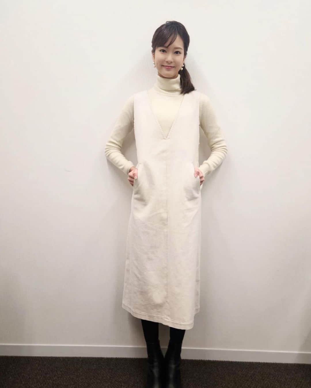 下村彩里さんのインスタグラム写真 - (下村彩里Instagram)「#衣装 x #キトリ　シリーズ  コート:#willselection  ワンピース:#nerine  ピアス:#ete いつも素敵な衣装ありがとうございます🙇‍♂️✨ . . 再び真冬の寒さに❄️ キトリ🐶も毛布にくるまって寝ています。笑 . . . 昨日は東京でも#雪 が降りました❄️☃️  番組の打ち合わせ中でしたが 雨から雪に変わった瞬間！☃️  リポート撮影のために 会社の外に飛び出し...🏃‍♀️❄️  #少しだけ期待してしまった #積もる雪 #やはり #都心では #珍しい #雪の存在 #雪だるま は #なかなか作れません☃️  . . #下村彩里  #報道ステーション#気象情報#テレビ朝日アナウンサー#テレビ朝日#アナウンサー#アナウンサー衣装#ワンピース#コート#anchor#costume#japanesefashion#january」1月29日 14時18分 - sairi.shimomura_ex