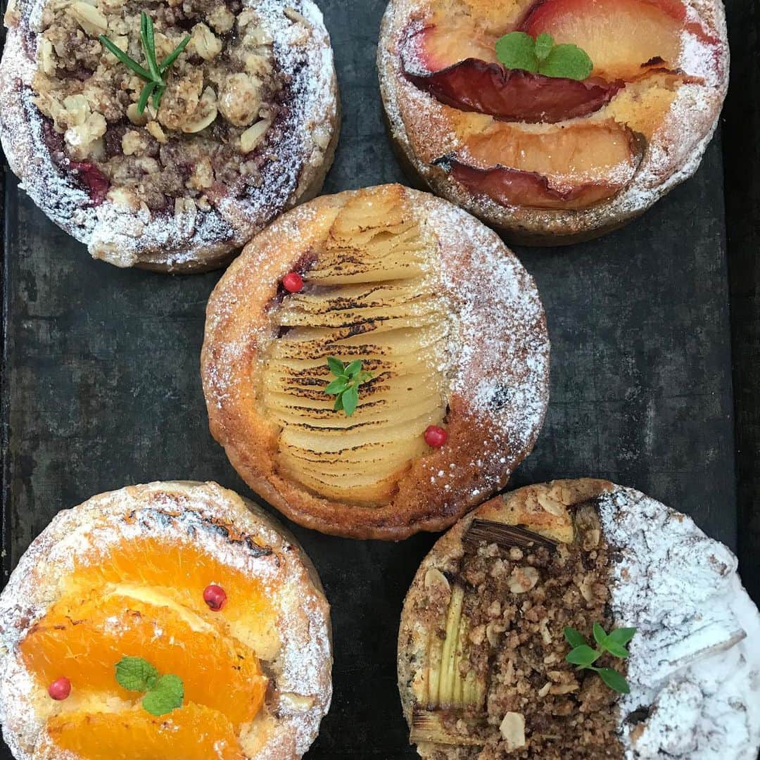 のインスタグラム：「【灯りと紅茶、ときどき焼き菓子 at 手紙舎吉祥寺店】 1月最後の休日は、焼き菓子プログラム第二弾・WOLD PASTRIESさんのお菓子ともに優雅なティータイムを過ごしてみてはいかがでしょうか。フェアに合わせ、タルトやスコーンなど季節の味覚とスパイスを使った出来立ての焼き菓子が並びますよ。甘すぎないちょうどよい味わいは、紅茶やワインにも合うのだとか。明日13:00より吉祥寺店で手に取ることができますので、ひだまりに包まれた午後、贅沢な時間を感じてみてくださいね。  【 灯りと紅茶、ときどき焼き菓子 at 手紙舎吉祥寺店】﻿ 会期：2021年1月27日（水）〜2021年2月21日（日）﻿ 営業時間：10:00–20:00﻿ 場所:吉祥寺パルコ2F (東京都武蔵野市吉祥寺本町1-5-1)﻿ tel：050-5874-2228﻿ ※2/18（木）のみパルコ休館日のためお休み﻿ ﻿ ＜出品作家＞ ◎灯り ANTISTIC 暮らしと道具 ユーカリ（1/27、2/9）※1/27分完売 羽生直記 Ballare  ◎紅茶 カメリアニコティー 紅茶と英国菓子の店チャッツワース コノハト茶葉店 TAKIBI BAKERY LIFE SPICE SHOP  ◎焼き菓子 手紙舎（1/27~）※1/27分完売／次回入荷予定あり WOLD PASTRIES（1/30 13:00~） HUGSY DOUGHNUT（2/7） nécoya BAKESTAND（2/13~） バターのいとこ（2/15~21） ﻿ 詳しくは▶︎プロフィールページのリンク「手紙社公式webサイト」→「EVENT INTRODUCTION」→「灯りフェア」へ﻿ ﻿ #手紙社 #手紙舎 #手紙舎吉祥寺店 #tegamisha #吉祥寺 #吉祥寺パルコ #PARCO #灯り #紅茶 #焼き菓子 #woldpastries」