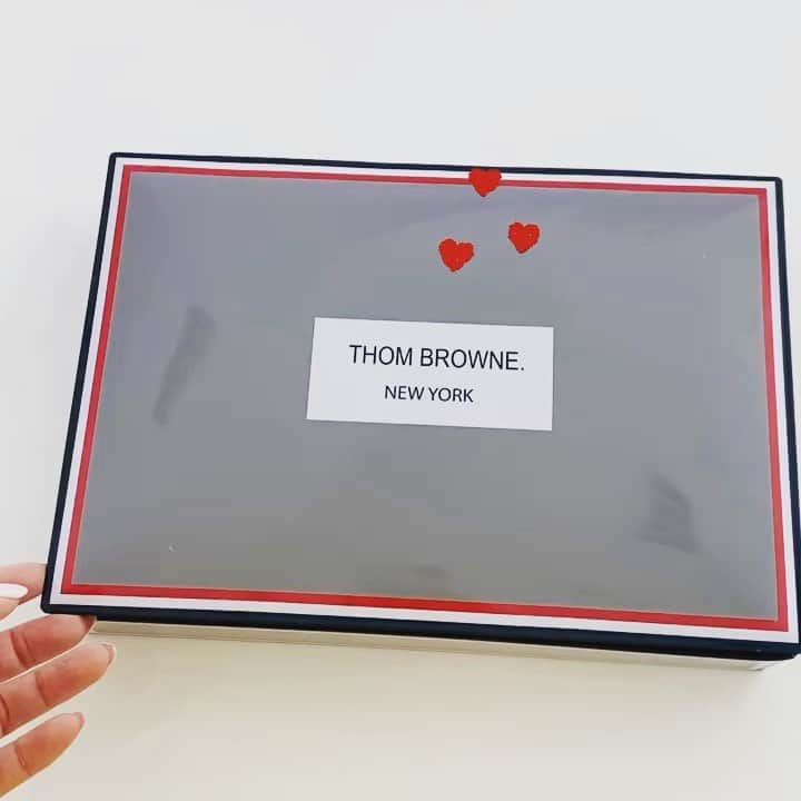 HiRAO INCのインスタグラム：「. ❤️❤️  上質のテーラリングを専門としたTHOM BROWNEの 世界初のチョコレートショップ　大阪の阪急うめだ本店にて限定で販売している、1881年創業のニューヨークの老舗「Louis Sherry」とのコラボレーションによる12種類のチョコレート🍫  いつも喜ばれるギフトです」
