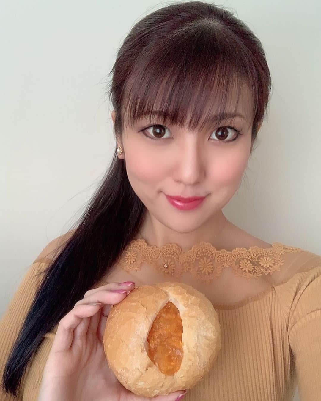 神谷麻美さんのインスタグラム写真 - (神谷麻美Instagram)「#銀座月と花 の#ジャムパン だよ🥐💕 具がいっぱいで美味しい🥰🍇💕 また食べてる～☺️❤🍊✨  #大人のジャムパン #お取り寄せパン  #おすすめパン #食べ比べセット」1月29日 14時31分 - asamice428