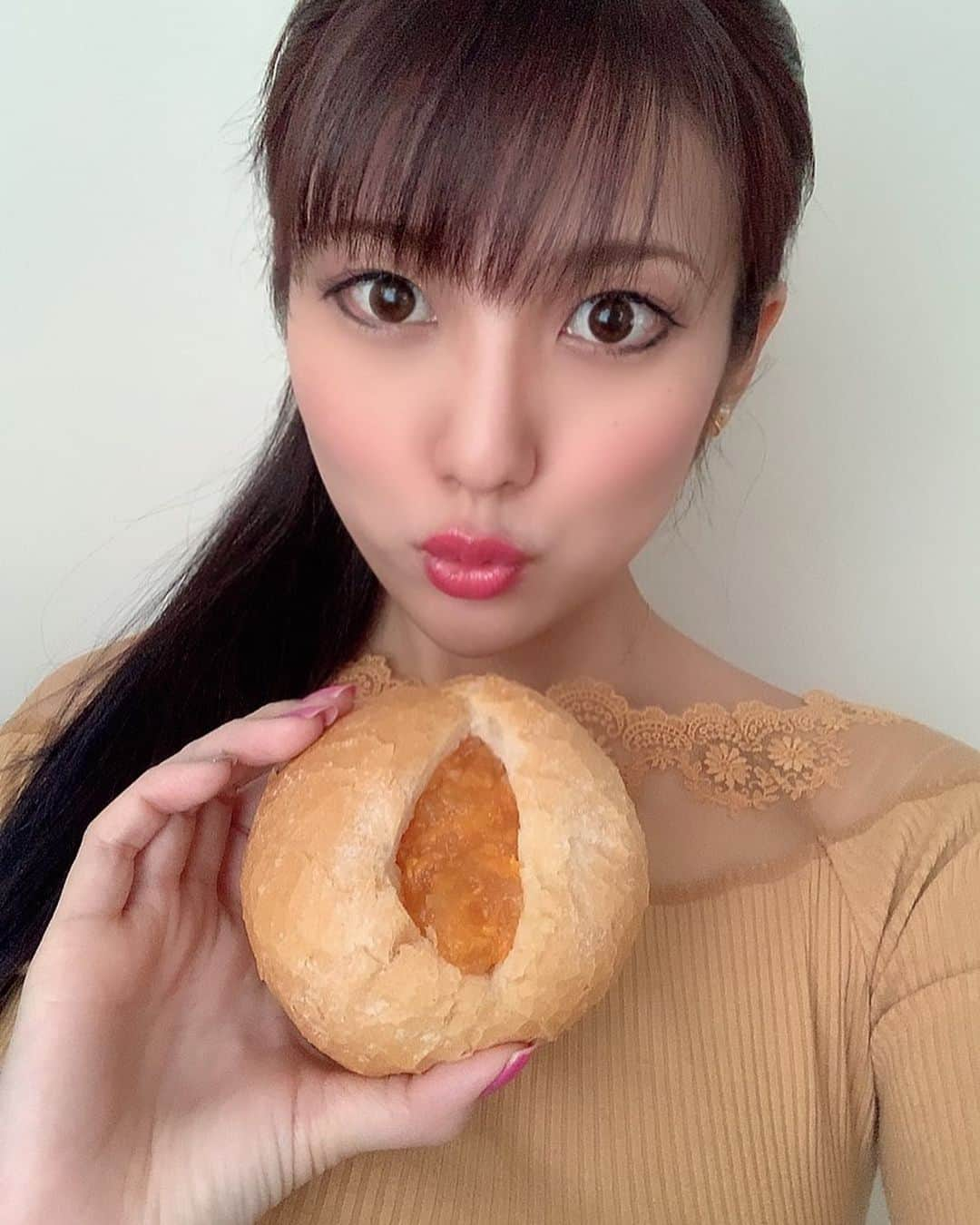 神谷麻美さんのインスタグラム写真 - (神谷麻美Instagram)「#銀座月と花 の#ジャムパン だよ🥐💕 具がいっぱいで美味しい🥰🍇💕 また食べてる～☺️❤🍊✨  #大人のジャムパン #お取り寄せパン  #おすすめパン #食べ比べセット」1月29日 14時31分 - asamice428