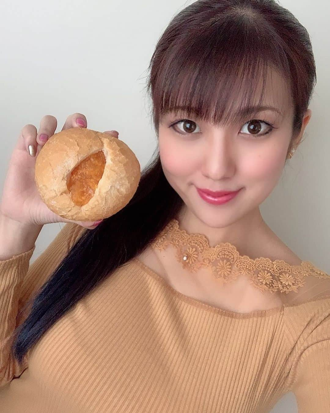 神谷麻美さんのインスタグラム写真 - (神谷麻美Instagram)「#銀座月と花 の#ジャムパン だよ🥐💕 具がいっぱいで美味しい🥰🍇💕 また食べてる～☺️❤🍊✨  #大人のジャムパン #お取り寄せパン  #おすすめパン #食べ比べセット」1月29日 14時31分 - asamice428